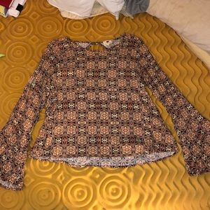 🌹Beautiful Patterned Blouse w/ Flared sleeve!!